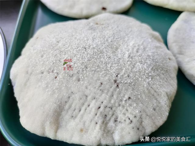 孩子爱吃软饼，搅一搅就能做，3分钟烙一锅，柔软筋道糖汁不乱淌