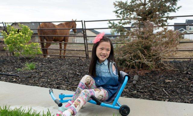 【超级宝妈】出生因没双臂惨遭遗弃,女孩2岁才被美国夫妇收养,孩子现在咋样