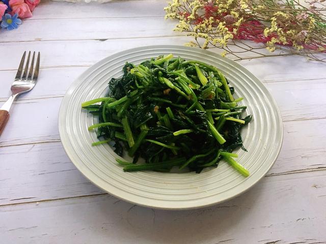 大鱼大肉吃得太腻，来盘凉拌菠菜，营养好吃还解腻