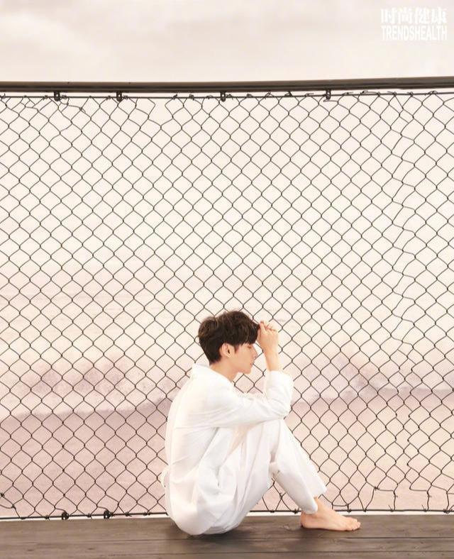 冷无情|罗云熙新刊封面挑战全白造型，清新感十足，化身温润如玉的少年