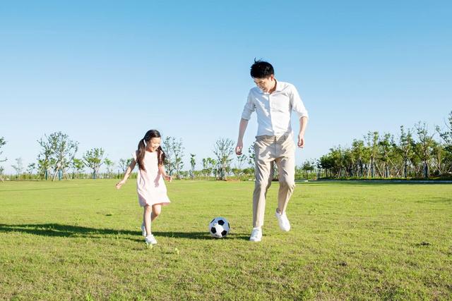 天使宝贝|“妈妈，我们家有钱吗”，三种妈妈的不同回答，可能影响孩子一生