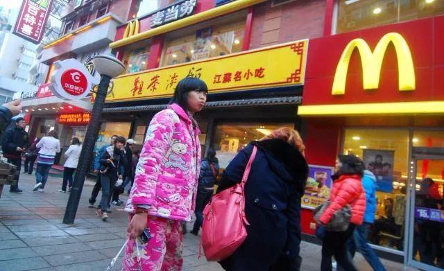 “睡衣妈妈”火了，穿睡衣接娃被吐槽，孩子：太丢人