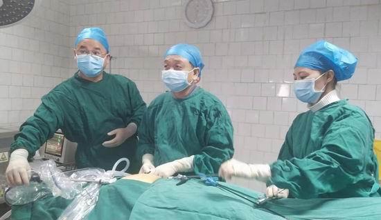 洪江市第一中医医院成功完成首例盆腔肿块微创手术