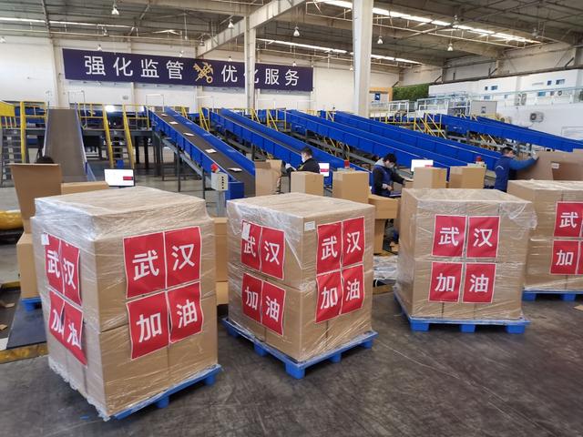 #北京日报客户端#通关口罩74900个！北京海关快速验放首批跨境电商援助物资