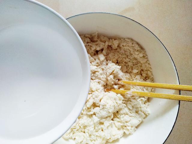 烙饼最忌“揉”，老妈用了几十年烙饼的方法，柔软多层，久放不硬