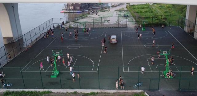篮球场|“狗市”变身篮球场 三伏天里健身忙