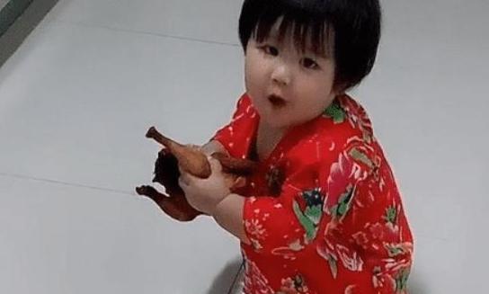 「你的育儿经」宝妈半夜找孩子，谁知孩子竟然在厨房偷吃，网友：孩子真可爱
