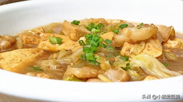 “白菜炖豆腐”这么做，口感味道都很不错，大人小孩子都爱吃