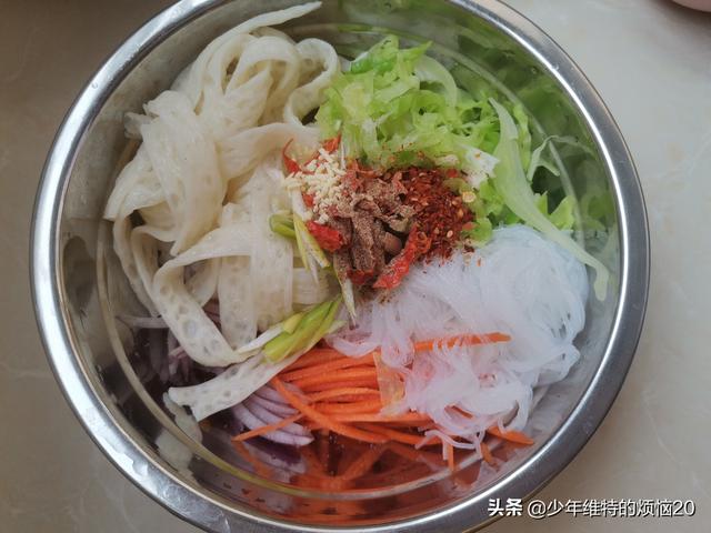 大雪后，这道凉拌菜别错过，5种食材，简单一拌，酸辣爽口又解腻