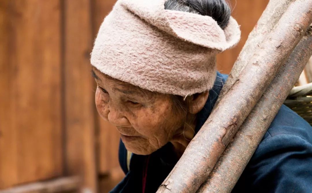 暖先生格调▲“你到底死不死？我只请了七天丧假！”一个儿子这样说，令人深思的锥心之痛！