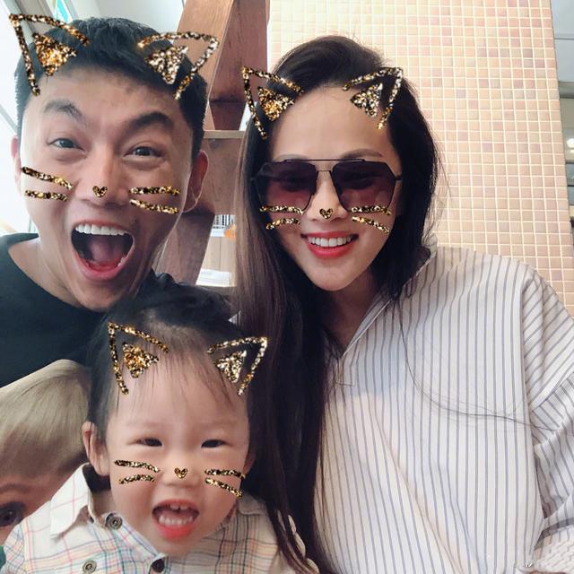 樱桃奶球|秦昊直播，伊能静为他戴各种假发，两人摆同款pose，甜撒狗粮