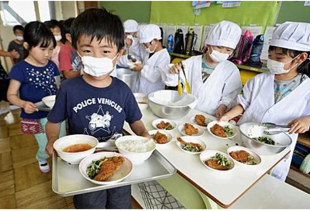 为何日本儿童健康排全球第一？看看日本学校午餐，国内学校难做到