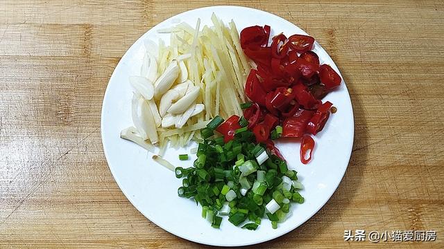 天冷了，早餐来一碗热气腾腾的“姜丝猪肝面”，鲜香好吃浑身暖和