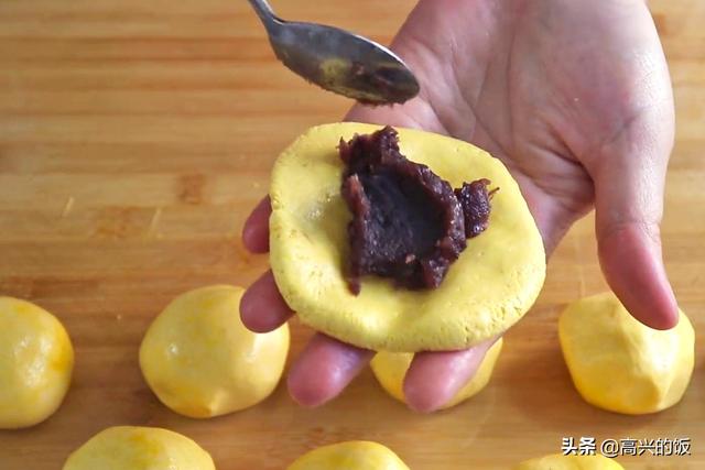 烙南瓜饼，用面粉还是糯米粉？其实都不对，用这个方法，凉了不硬