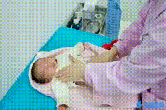 「超级宝妈」如何减少宝宝吐奶？如何给宝宝做排气操？动图详解来了