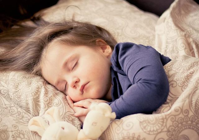 夫妻带双胞胎出行，孩子爸身高引关注，网友：我以为3个孩子