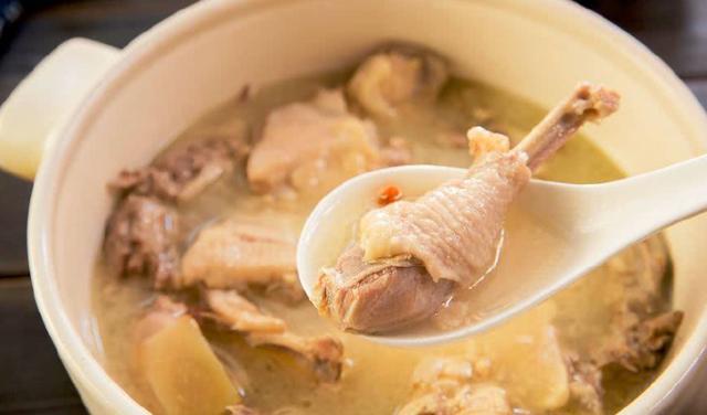 炖鸡汤，直接炖还是焯水再炖？大厨教你一招，香浓又营养，没腥味