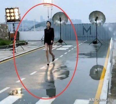 张馨予露天拍广告,路人镜头下,声称:“这腿谁扛得住”|9号放映厅