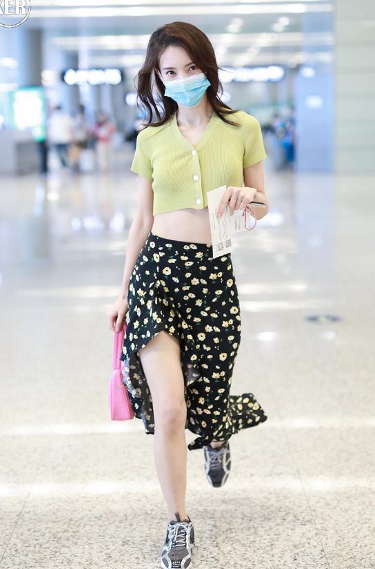 花开忆红颜|金晨机场造型翻车！露腰上衣穿成五五分，全靠颜值撑着