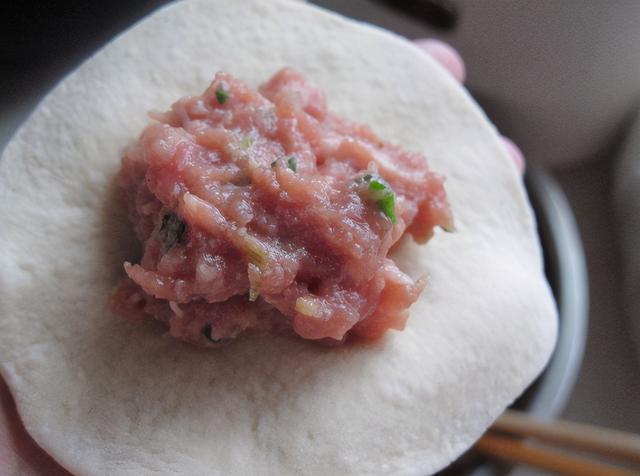 做肉馅包子，不要只会“打水”，学会4个关键点，包子才鲜香多汁