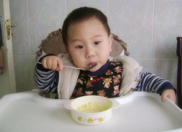 你的育儿经|孩子积食爱“趴睡”？儿科医生：无非就这4种原因，家长别不在乎