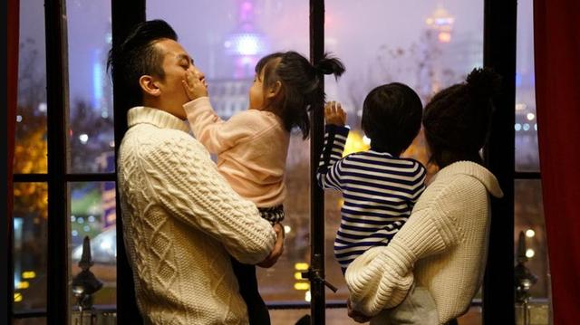 超级宝妈|宝妈饭后洗碗，回房间后看到大宝这样对待二宝，吓得愣住了