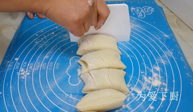 在家面粉别炸油条了，开水一烫，比蛋糕烧饼还香，真的非常美味