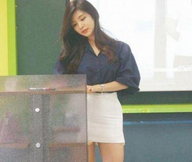 你的育儿经@“女神老师”火了，长相身材酷似迪丽热巴，网友：想回去读书