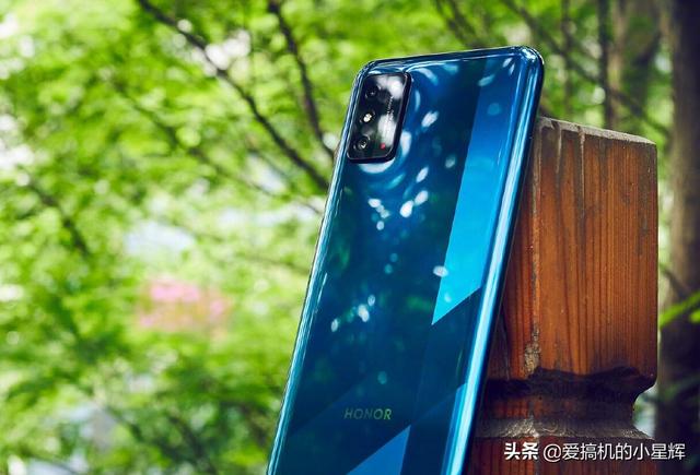 荣耀续航王，30万跑分+5000毫安+双扬声器仅1899