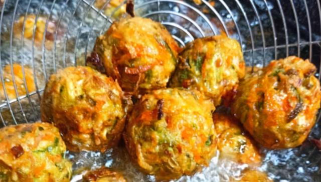 炸萝卜丸子，加面粉还是淀粉？都不对，教你做法，外酥里嫩不回软