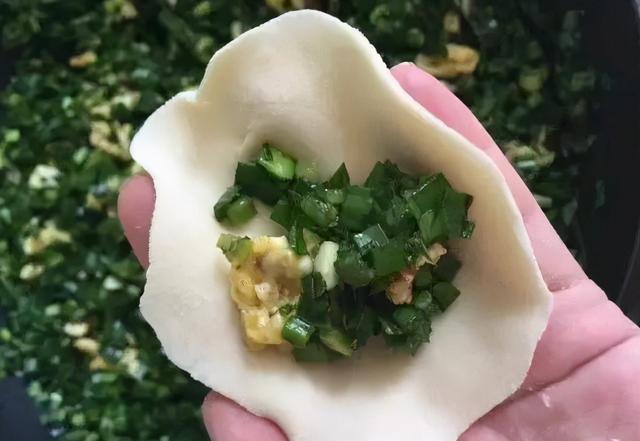 ?调韭菜馅，调料放得越少越好，只放两样就够了，饺子鲜香美味