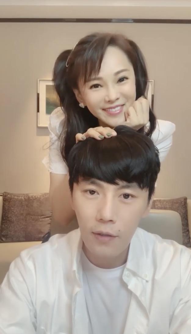 樱桃奶球|秦昊直播，伊能静为他戴各种假发，两人摆同款pose，甜撒狗粮