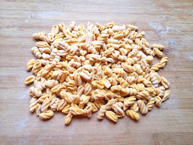 小面卷烩麻食，温暖精巧，配菜包罗万象，营养丰富