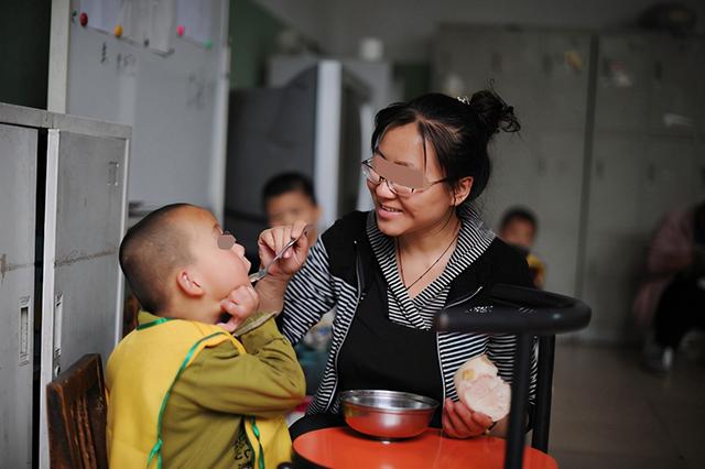 别再霸占孩子的勺子了，学会自己吃饭，与独立人格的形成息息相关