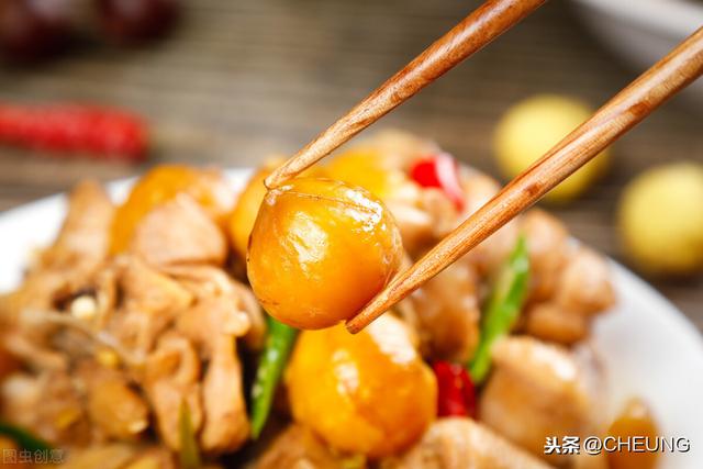 板栗焖鸡，健脾养胃的家常菜，香甜软嫩超入味，老少都喜欢的美味
