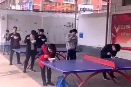 暖先生格调@教育局通报:开学防疫,瞎搞形式主义。看看这个学校的错峰就餐,你就不急着开学了!