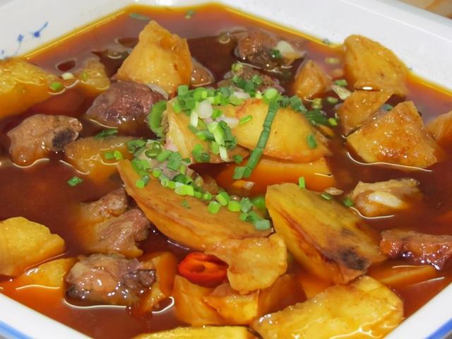 冬日简单好做的烧菜，好吃又下饭，连菜汤都忍不住来泡饭