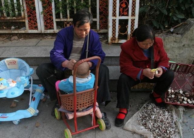 你的育儿经■二胎随“母姓”正在流行,一人一个姓才公平?其实未必是好事