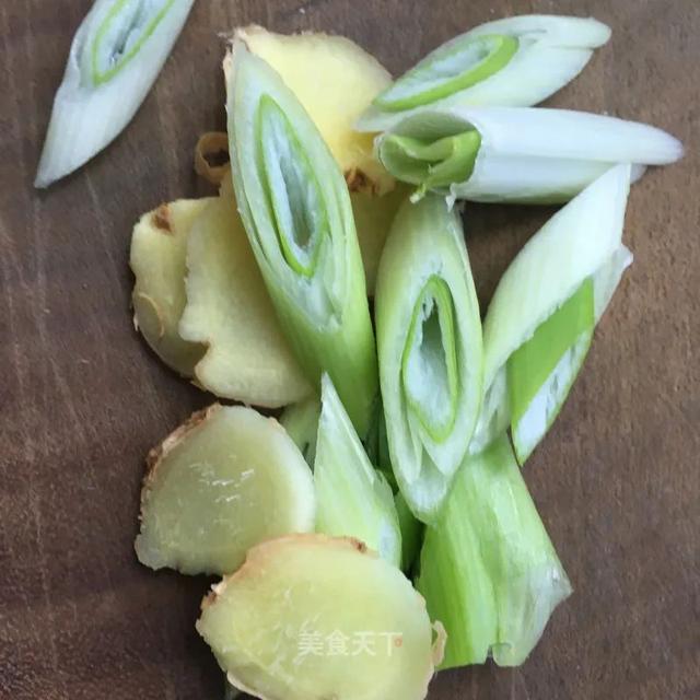 鸡肉这样炖，软嫩鲜香，营养滋补！学会了，聚餐的时候露一手吧