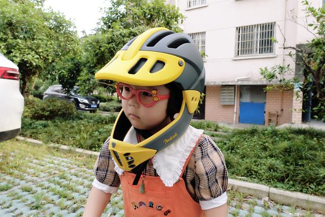 『超级宝妈』提升孩子协调性，掌握更好的平衡，柒小佰滑步车A1体验