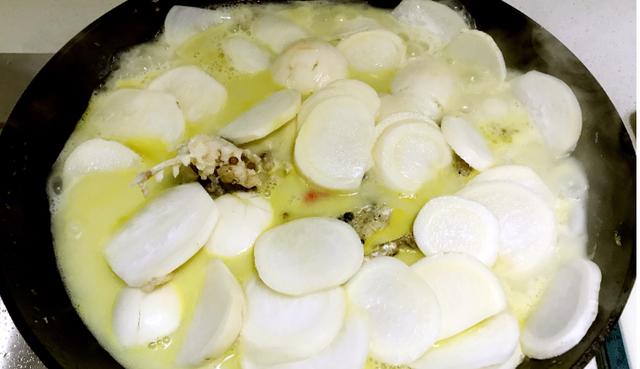 小雪后，白萝卜和它是绝配，焖15分钟就好，应季而食温暖过冬