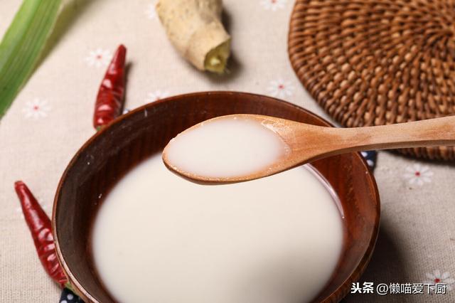 勾芡时，用哪种淀粉最好？比例具体怎么放？学会别再用错了