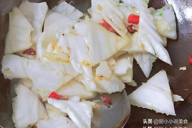 炒白菜时，2个步骤很关键，做对了，白菜炒出来脆嫩可口不吸油