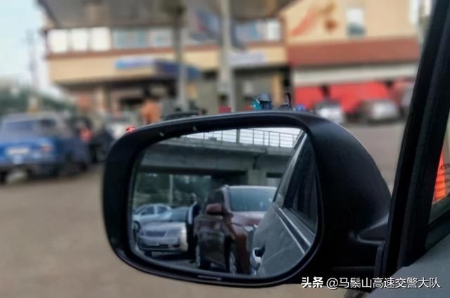 “超车看车头，会车看车尾”是什么意思？