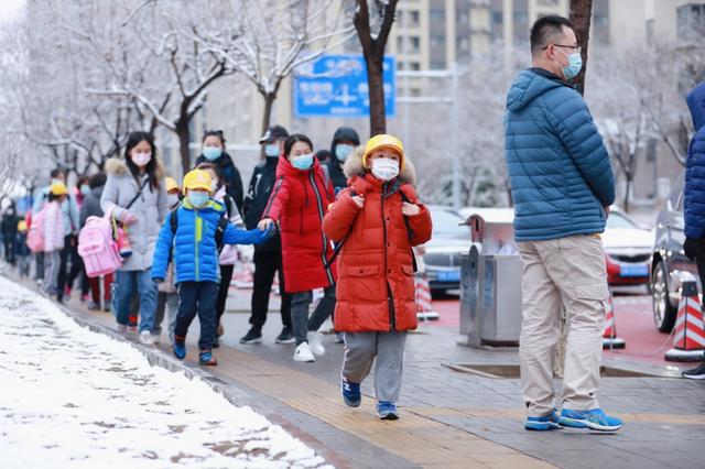 上学路上的学生和家长.曹子豪摄