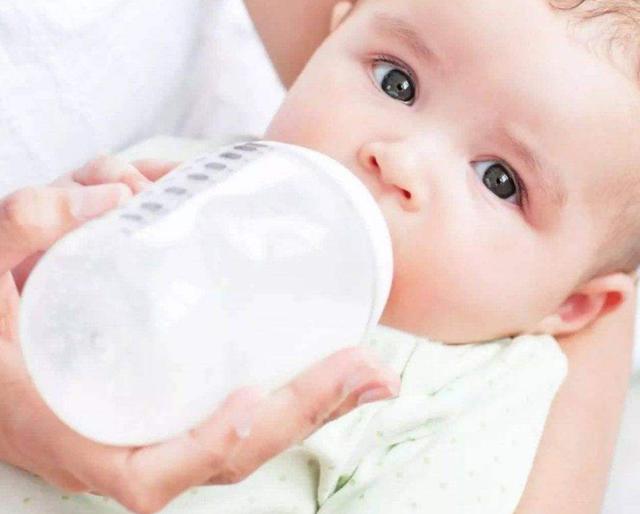 「你的育儿经」孩子每次喝奶总要剩一点，是啥原因？父母不要只从食量上找问题