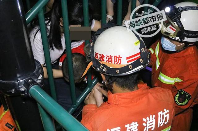 海峡都市报|心惊肉跳！福建2岁幼童玩滑梯时被卡了