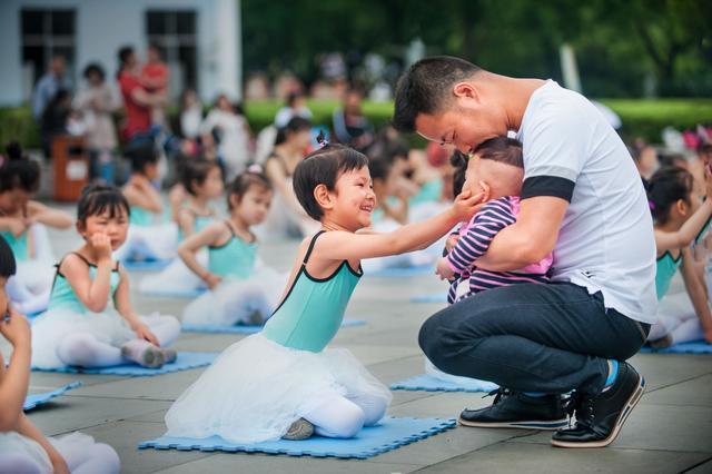 带孩子也有“鄙视链”？全职妈妈辛苦在家带孩子，却处在底端