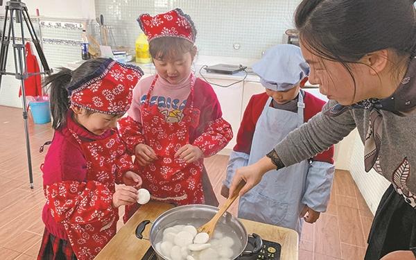 浓情冬日快乐冬至 幼儿园里做冬至圆