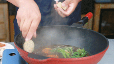 馋了半年，终于吃到了它！肥美的口蘑，清爽的胡萝卜...